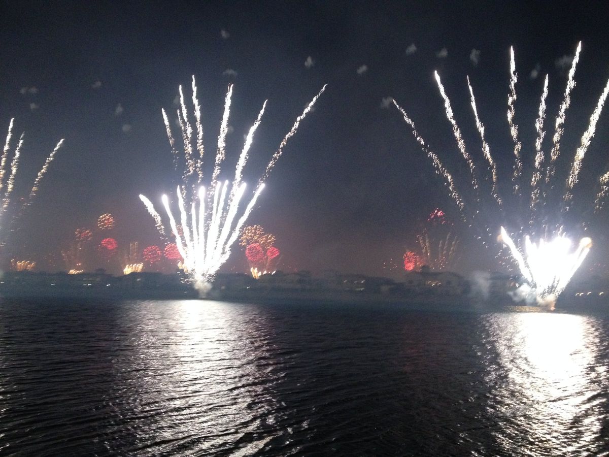 Silvesterfeuerwerk über der Palm Jumeirah, gesehen über die Bucht