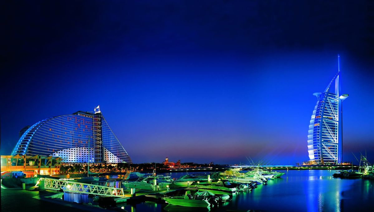 Der beleuchtete Burj Al Arab und das Jumeirah Beach Hotel bei Nacht
