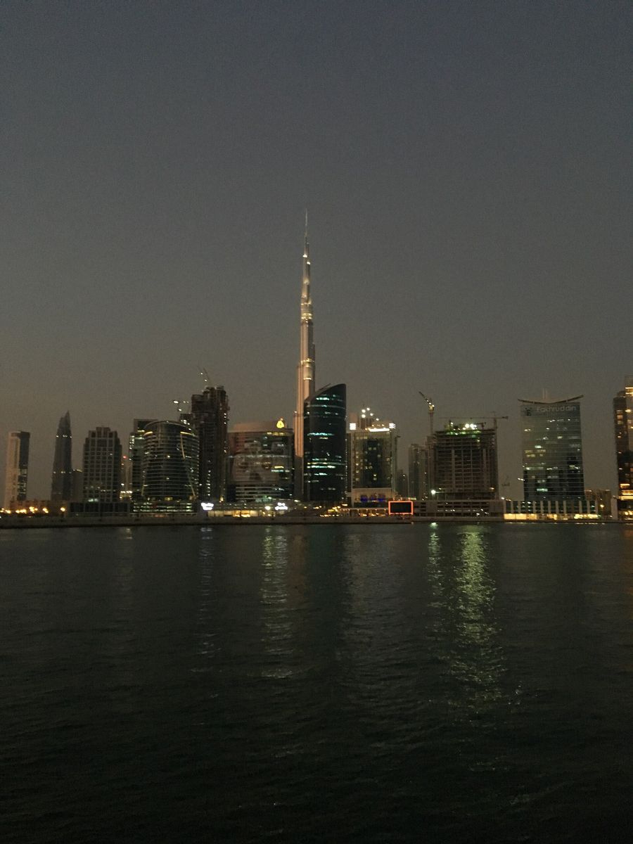 Die Skyline von Dubai mit dem Burj Khalifa bei Nacht über dem Wasser