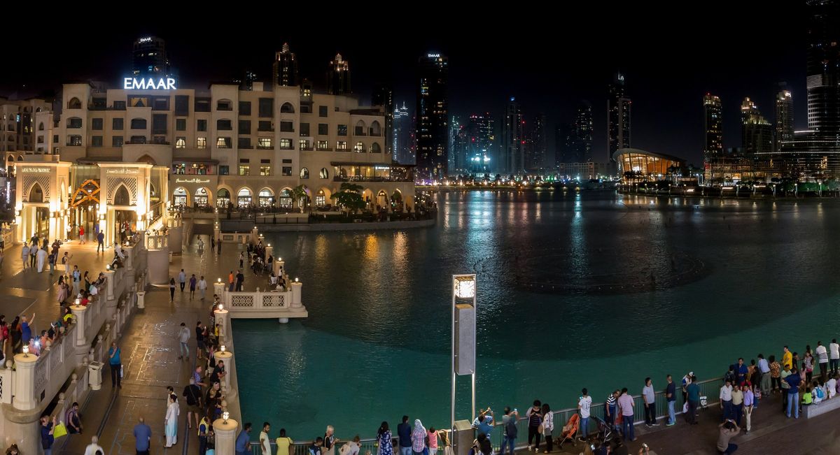 Restaurants am Burj-Khalifa-See und Souk Al Bahar in Downtown Dubai am Abend