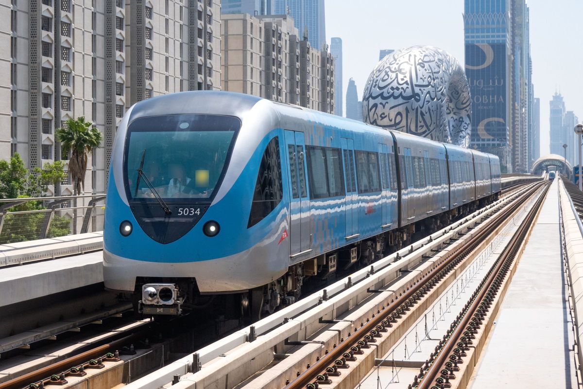 Ein Zug der Dubai Metro auf der Hochbahnstrecke